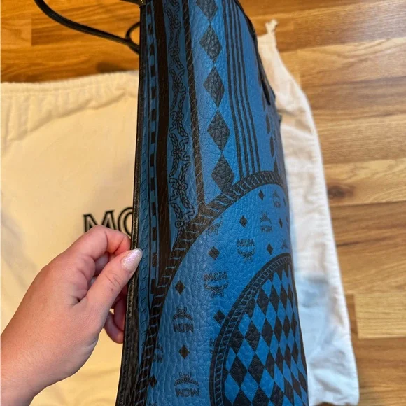 MCM Kira Baroque Print Tote l - Picture 4 of 9